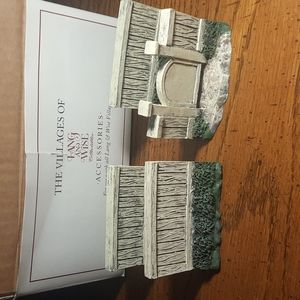 Lang and Wise set of 4 white split board fences with green base